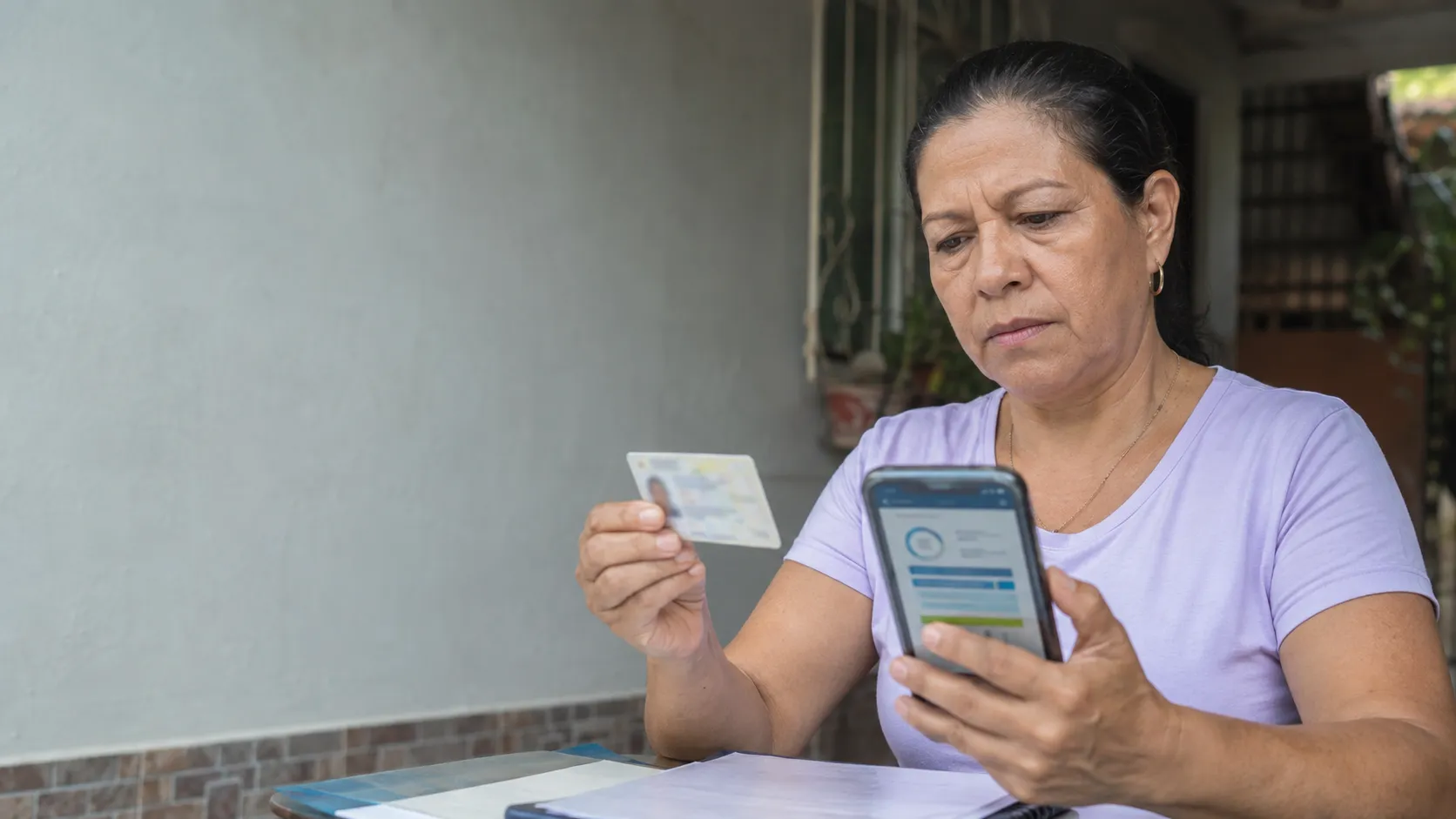 Mujer consulta el RUI por cédula desde su teléfono en Colombia